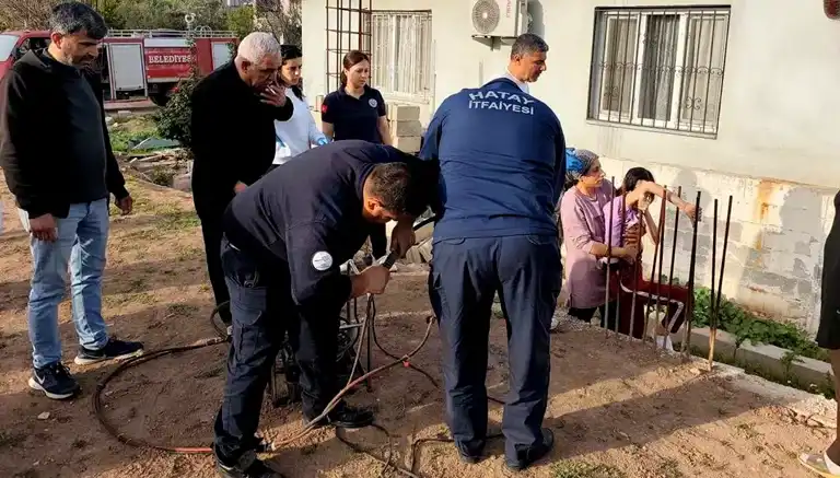 Çocuğun Koluna Demir Saplandı, İtfaiye Kurtardı!